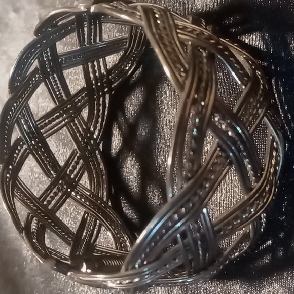 Blackened & braided wire hinged bracelet - Picture 4 of 4